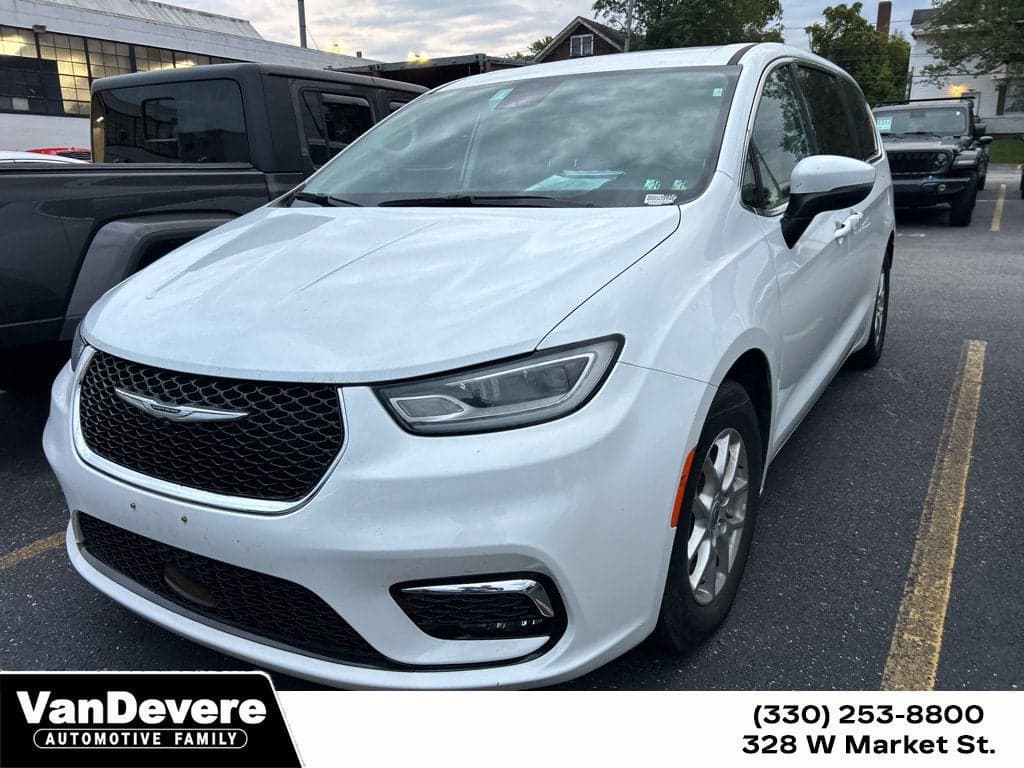 2023 Chrysler Pacifica Touring L — photo 1 of 12
