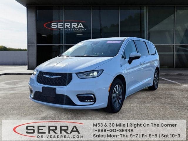 2023 Chrysler Pacifica Hybrid Touring L — photo 1 of 5