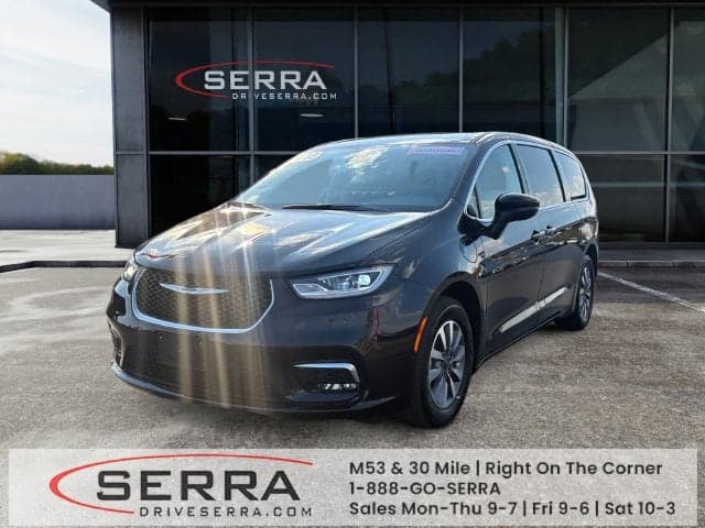 2023 Chrysler Pacifica Hybrid Touring L — photo 1 of 5