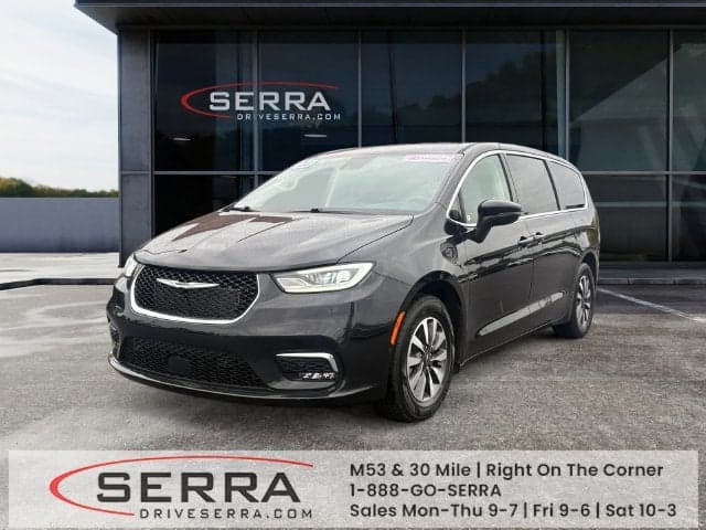 2023 Chrysler Pacifica Hybrid Touring L — photo 1 of 27