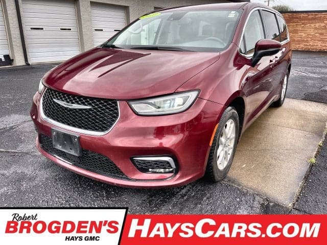 2023 Chrysler Pacifica Touring L — photo 1 of 23