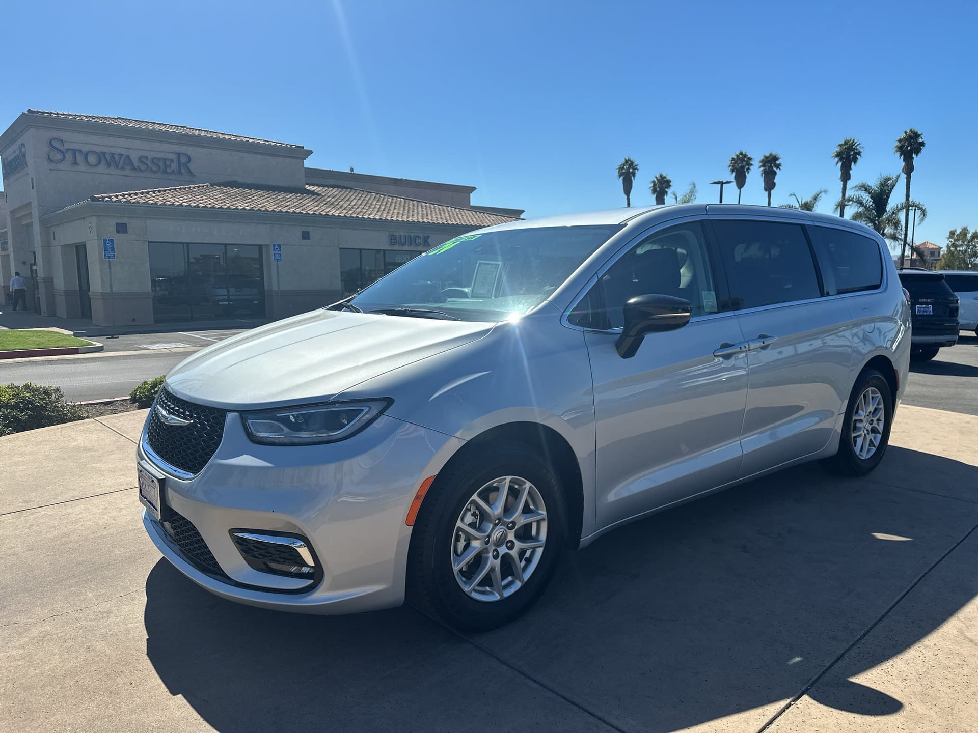 2024 Chrysler Pacifica Touring L — photo 1 of 15