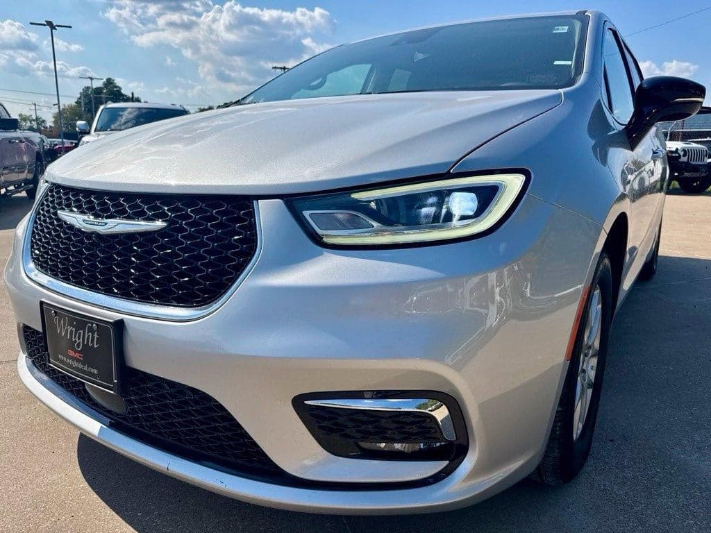 2024 Chrysler Pacifica Touring L — photo 1 of 5