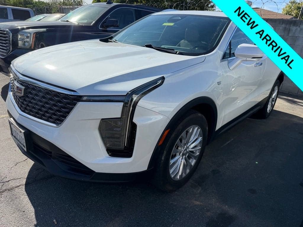 2024 Cadillac XT4 Luxury — photo 1 of 5