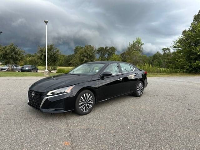 2025 Nissan Altima SV — photo 1 of 10