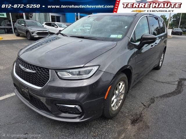 2023 Chrysler Pacifica Touring L — photo 1 of 3