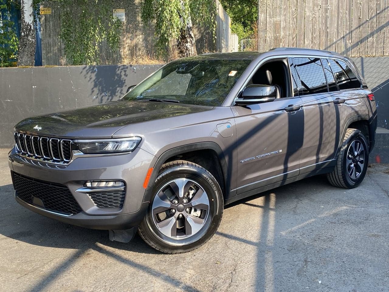 2024 Jeep Grand Cherokee 4xe Base — photo 1 of 32