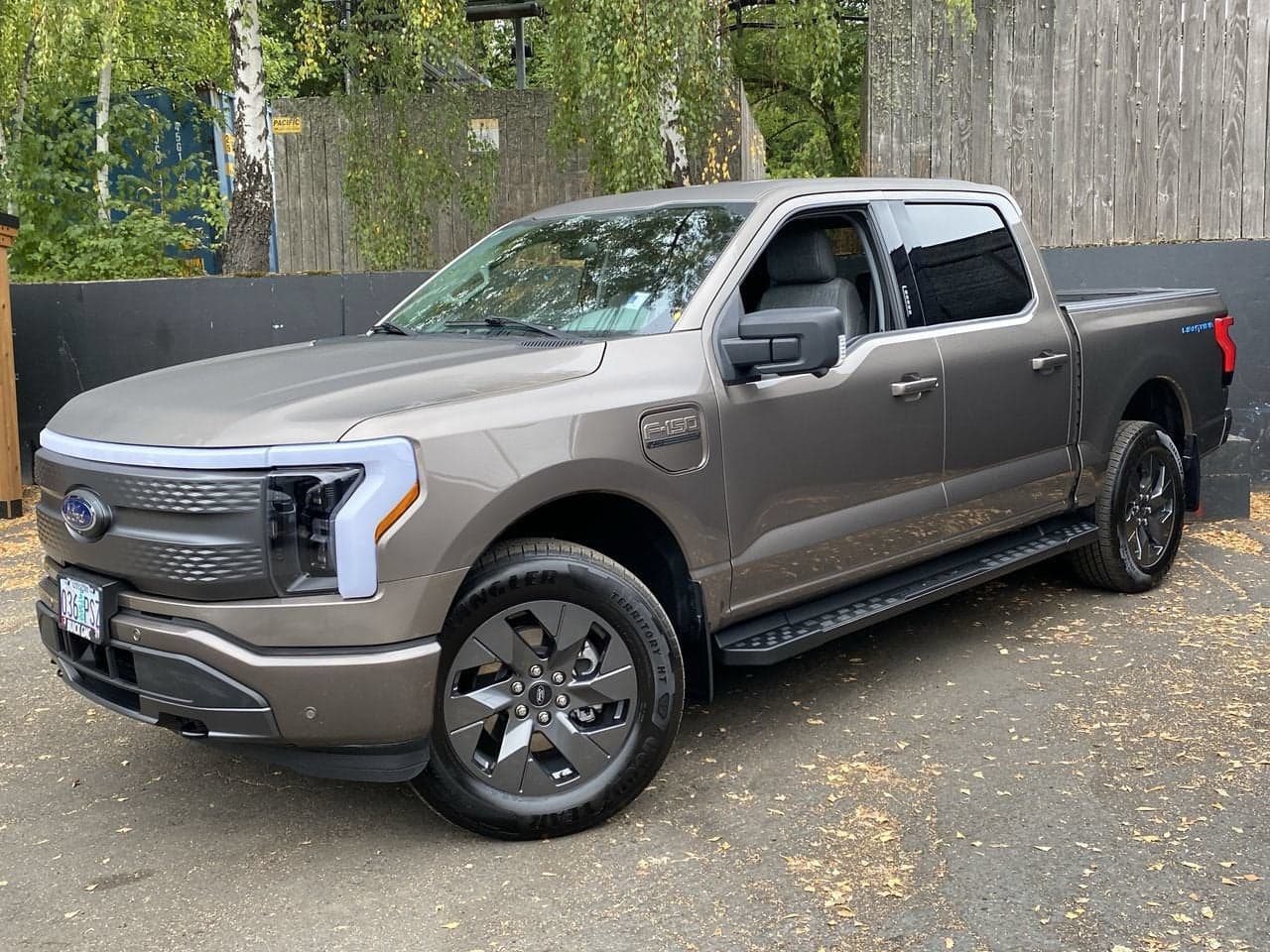 2023 Ford F-150 Lightning Pro — photo 1 of 28
