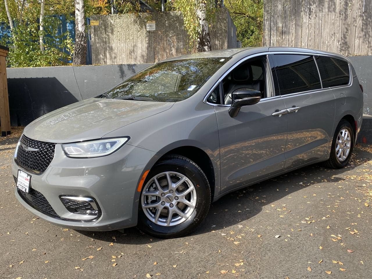 2025 Chrysler Pacifica Select — photo 1 of 5