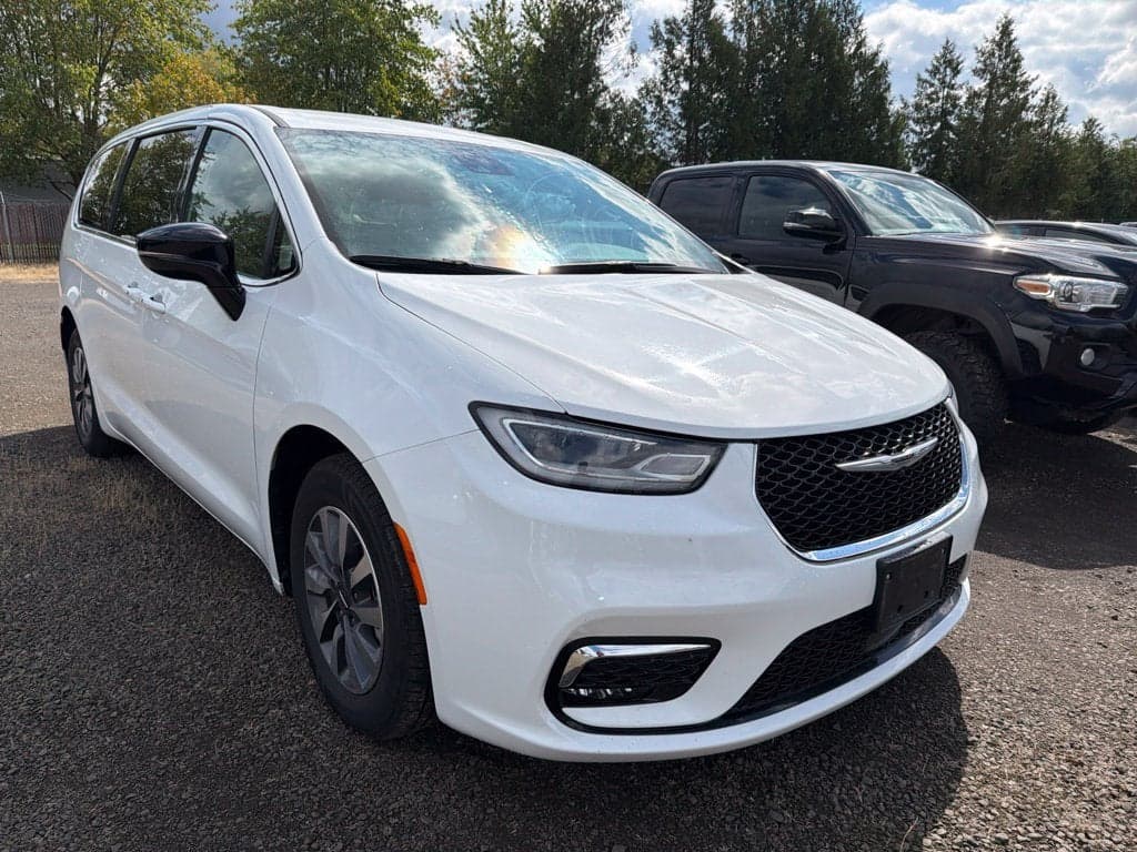2024 Chrysler Pacifica Hybrid Select — photo 1 of 5