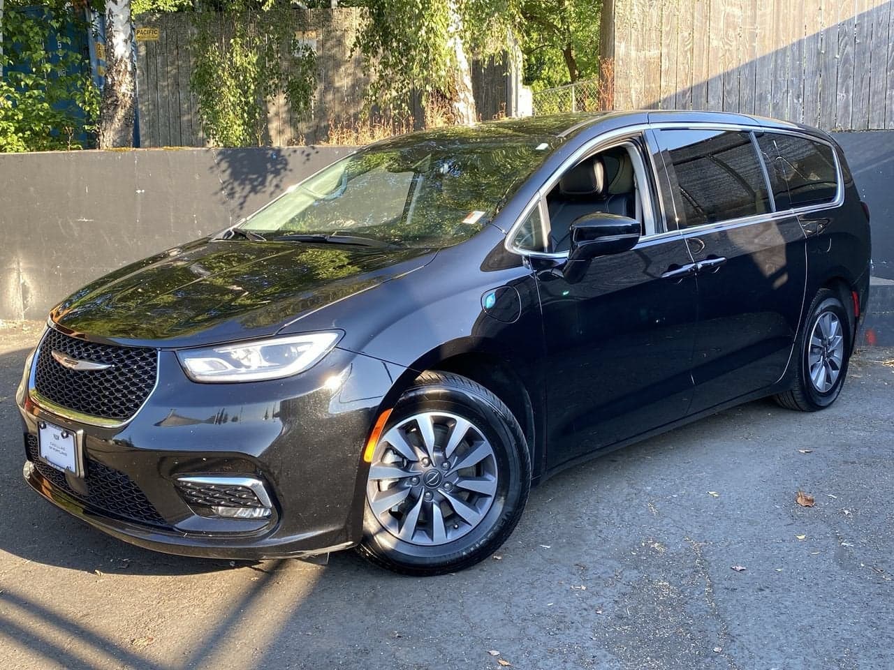 2024 Chrysler Pacifica Hybrid Select — photo 1 of 32