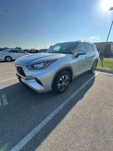 2020 Toyota Highlander XLE — photo 1 of 36