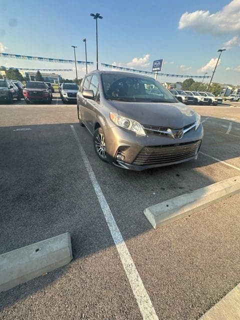 2018 Toyota Sienna XLE — photo 1 of 30