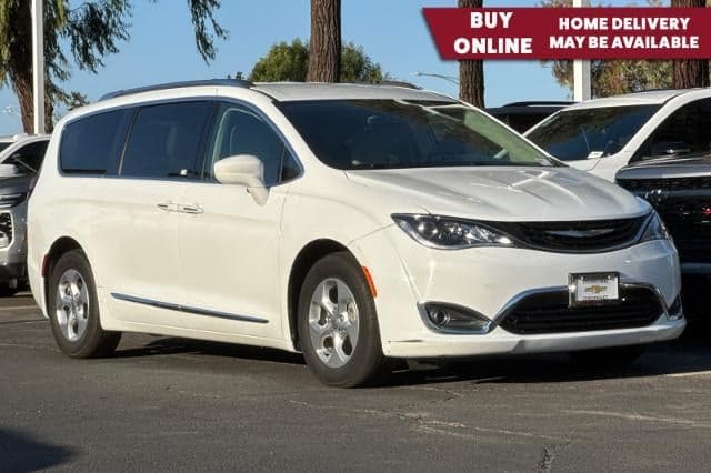 2018 Chrysler Pacifica Hybrid Touring L — photo 1 of 57