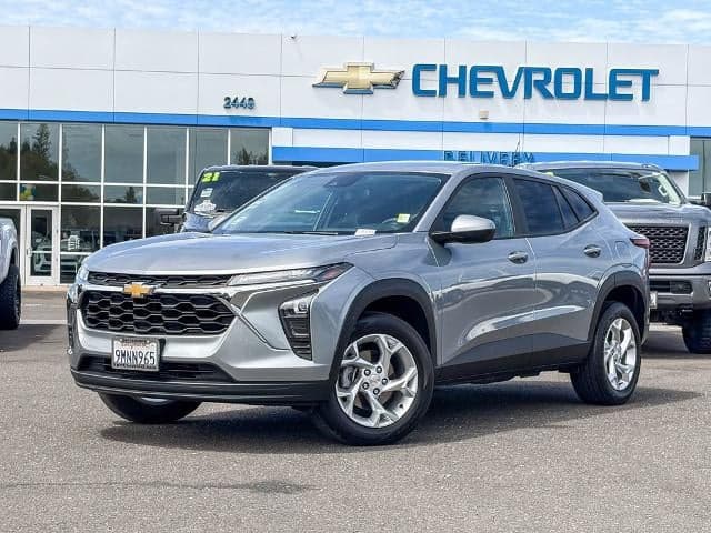 2024 Chevrolet Trax LS — photo 1 of 31