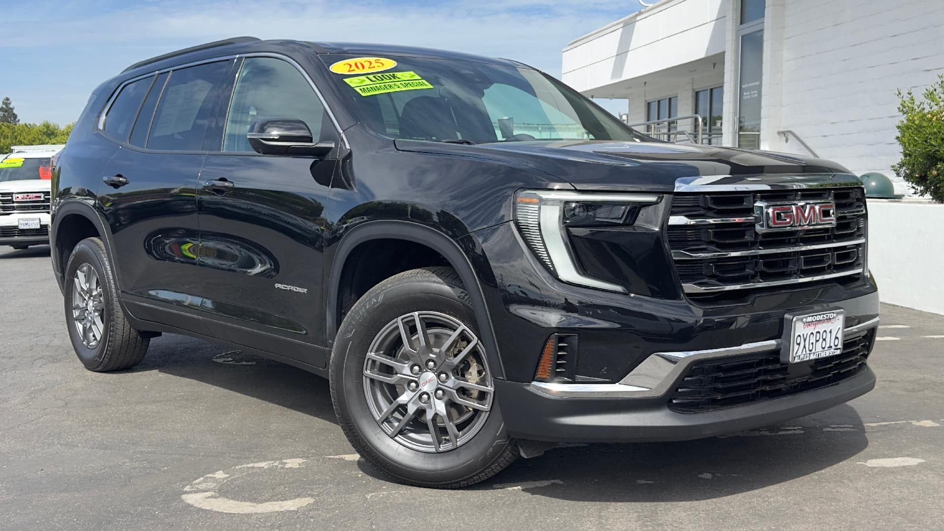 2025 GMC Acadia Elevation — photo 1 of 25
