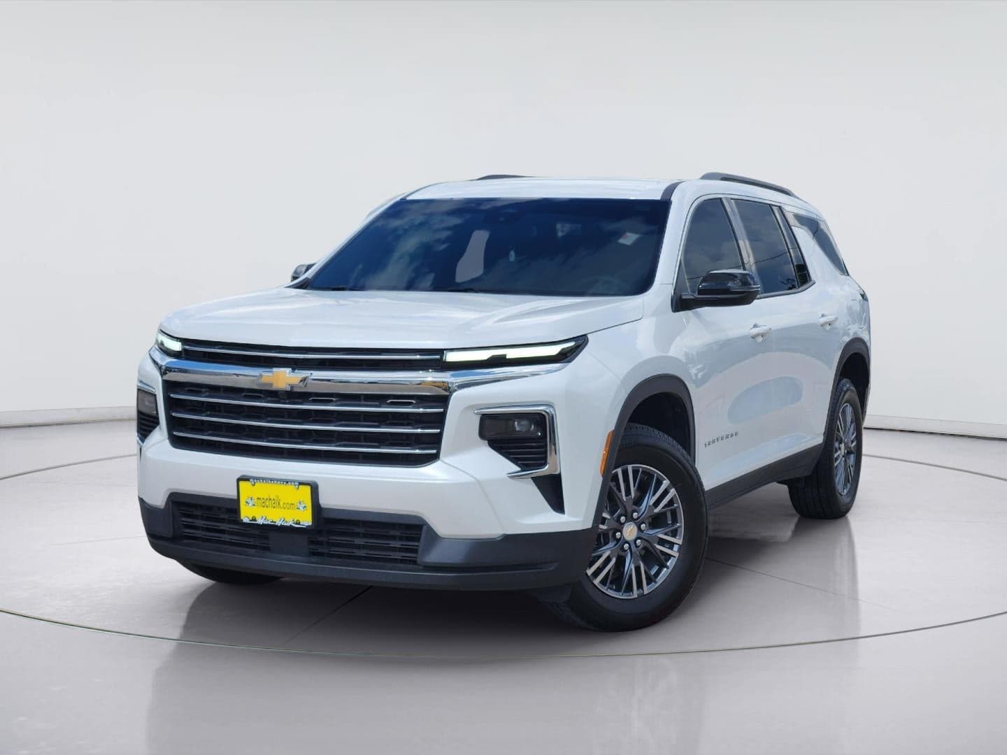 2025 Chevrolet Traverse FWD LT — photo 1 of 47