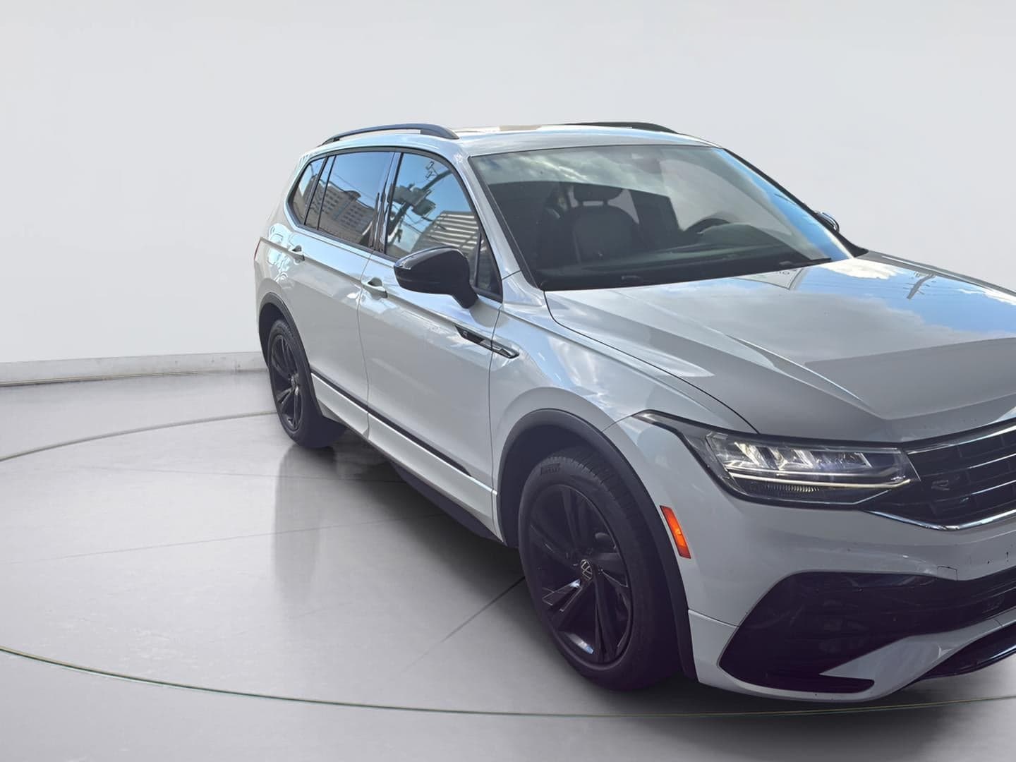 2024 Volkswagen Tiguan SE R-Line Black — photo 1 of 5