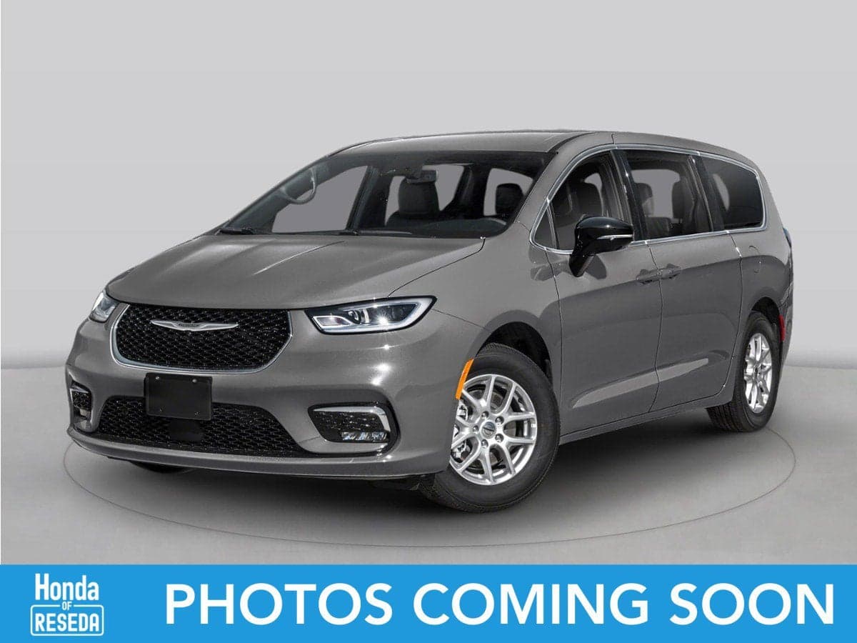 2025 Chrysler Pacifica Select — photo 1 of 5