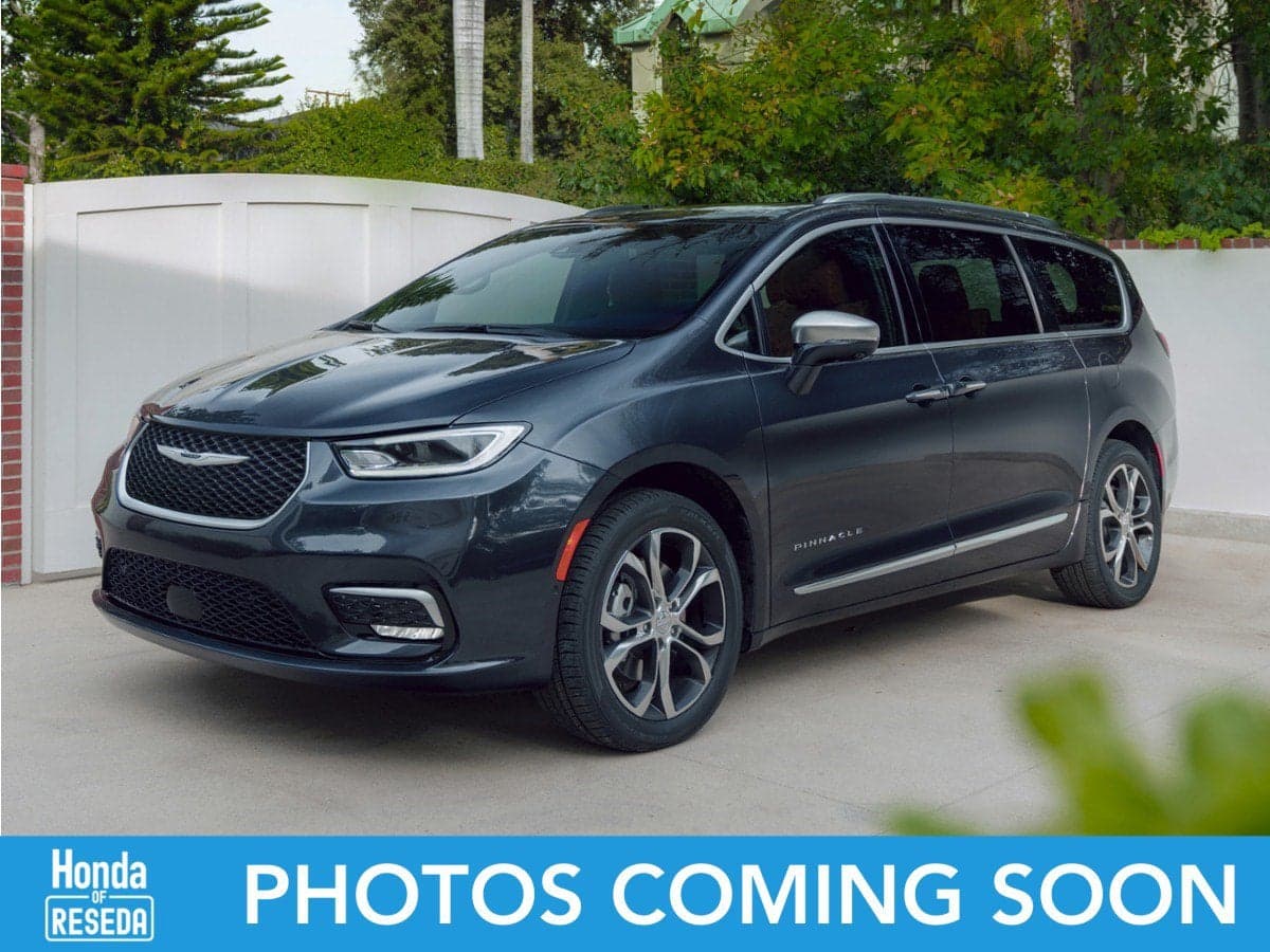 2022 Chrysler Pacifica Touring L — photo 1 of 5