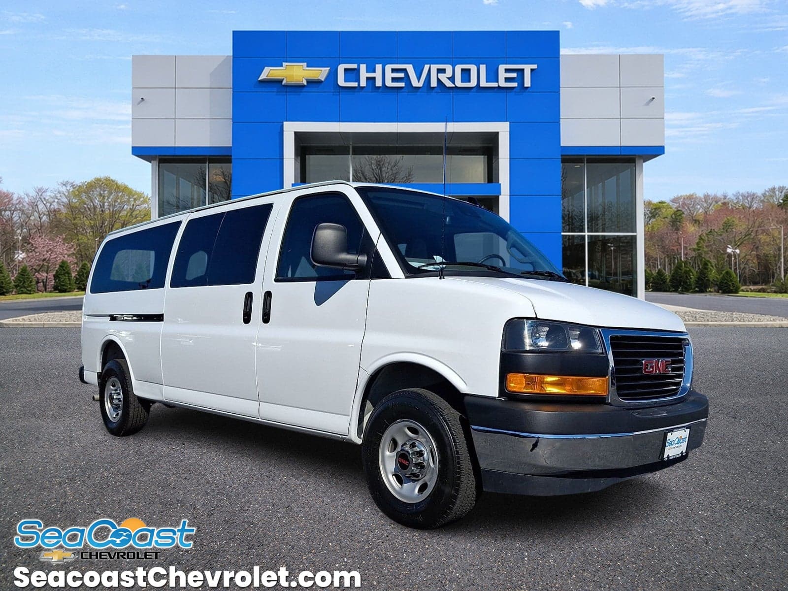 2025 GMC Savana Passenger LT — photo 1 of 30