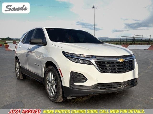 2022 Chevrolet Equinox LS — photo 1 of 16