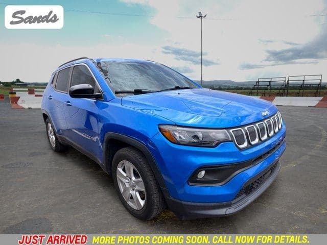 2022 Jeep Compass Latitude — photo 1 of 13
