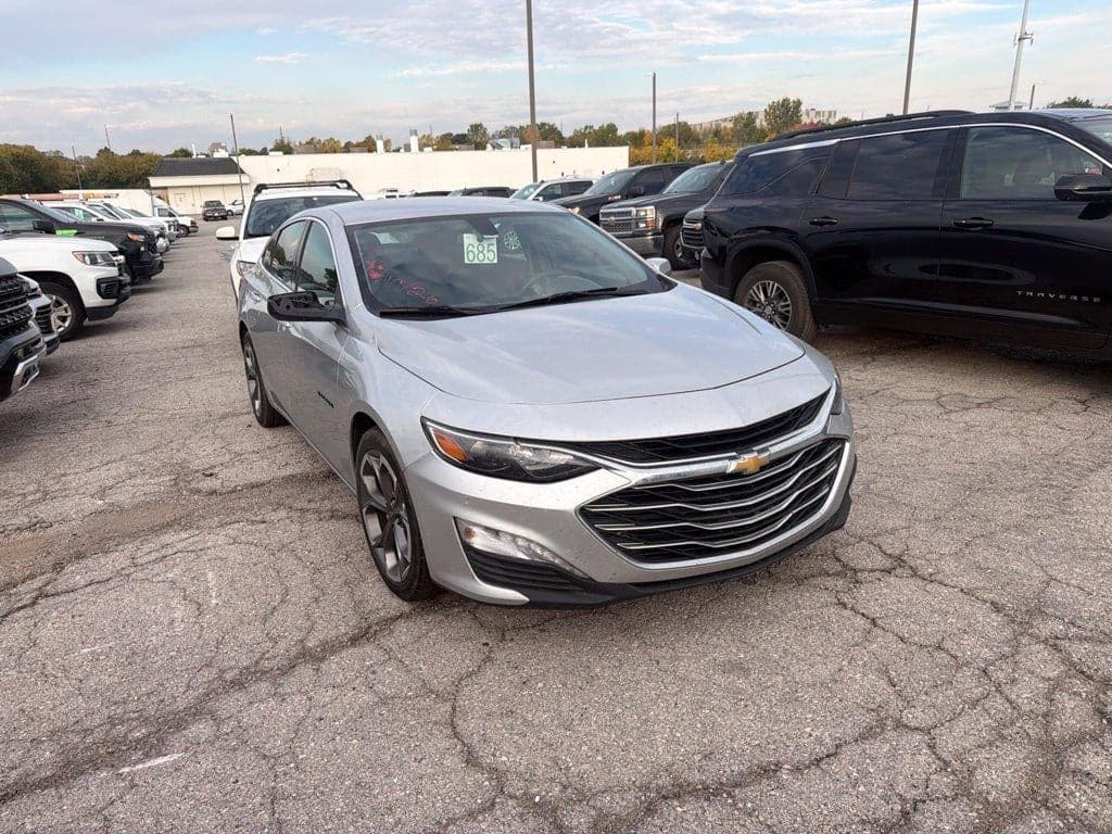 2021 Chevrolet Malibu LT — photo 1 of 5