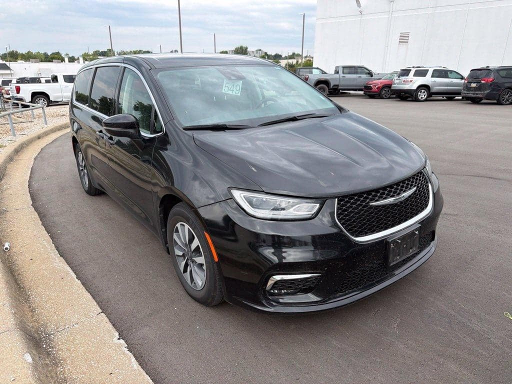 2023 Chrysler Pacifica Touring L — photo 1 of 12