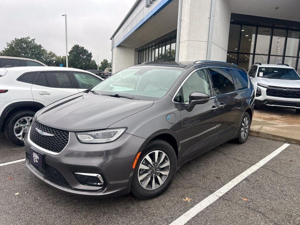 2021 Chrysler Pacifica Touring L — photo 1 of 5