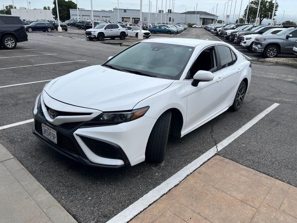 2024 Toyota Camry SE — photo 1 of 6