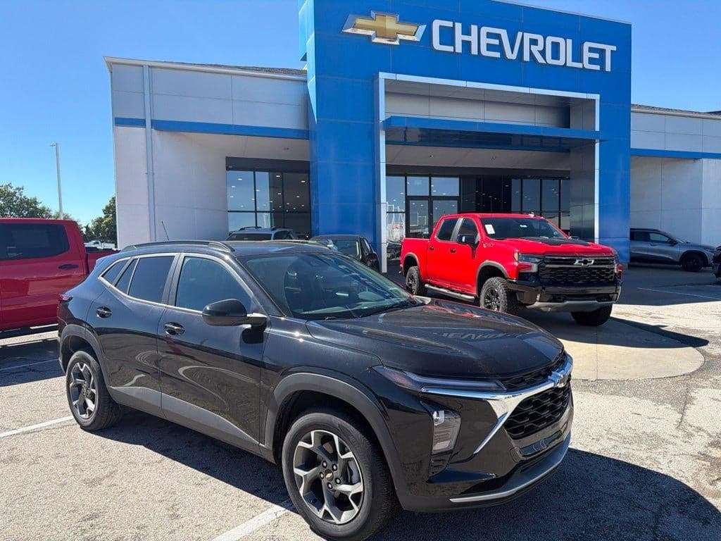 2025 Chevrolet Trax LT — photo 1 of 8