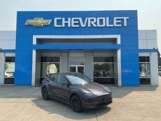 2024 Tesla Model Y Long Range — photo 1 of 37