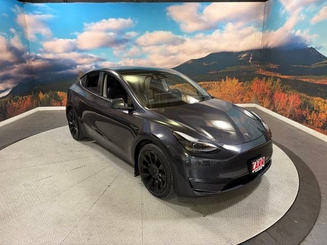 2025 Tesla Model Y Long Range — photo 1 of 47