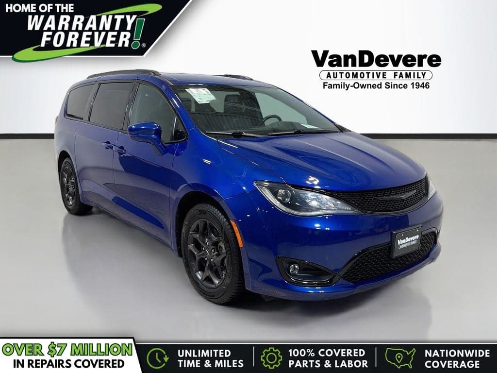 2020 Chrysler Pacifica Touring L — photo 1 of 45