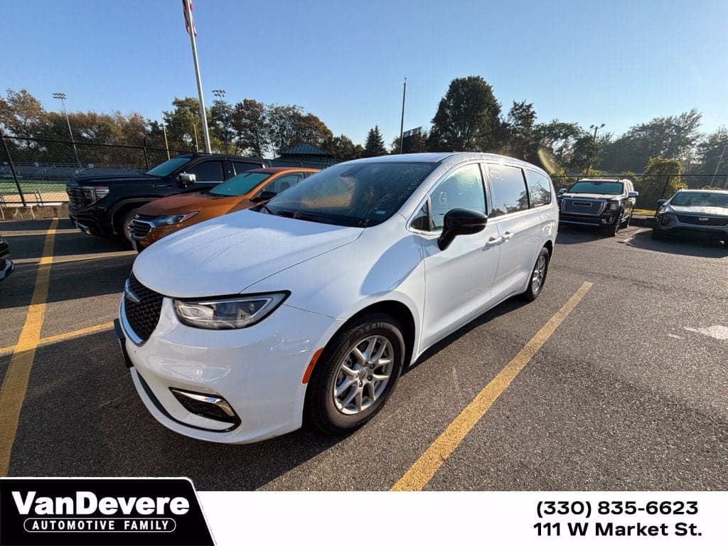 2024 Chrysler Pacifica Touring L — photo 1 of 5
