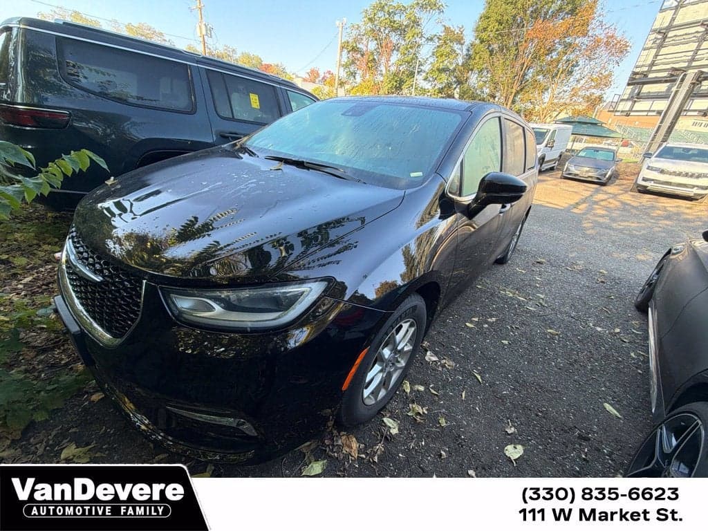 2024 Chrysler Pacifica Touring L — photo 1 of 5