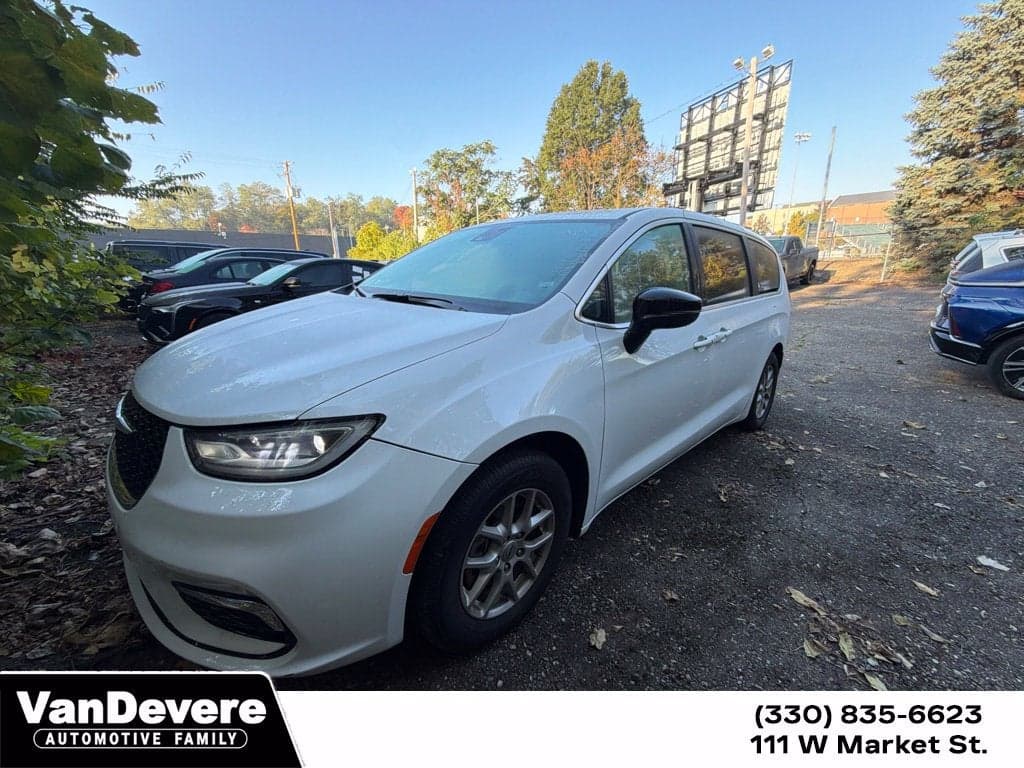 2024 Chrysler Pacifica Touring L — photo 1 of 5