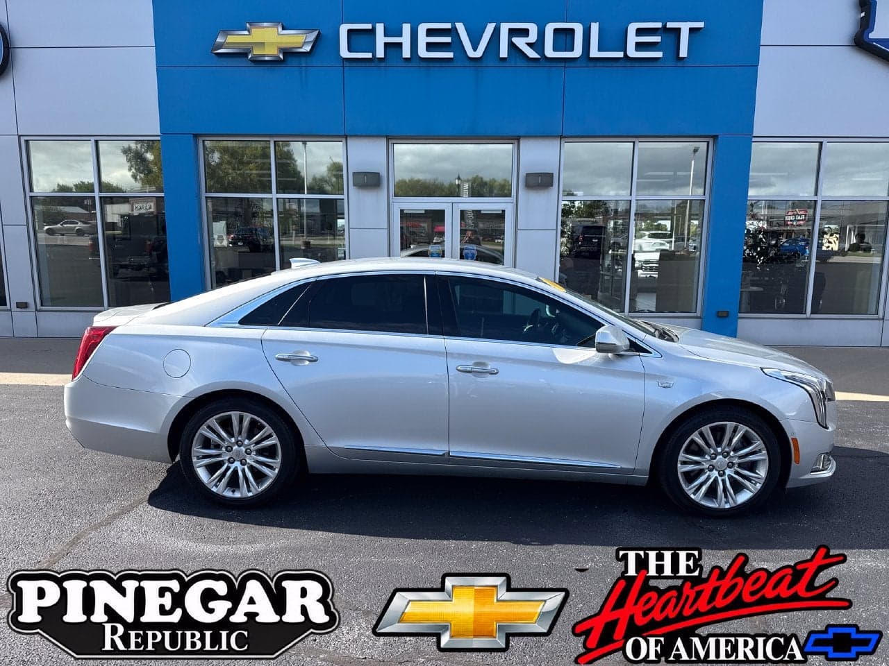2019 Cadillac XTS Luxury — photo 1 of 25