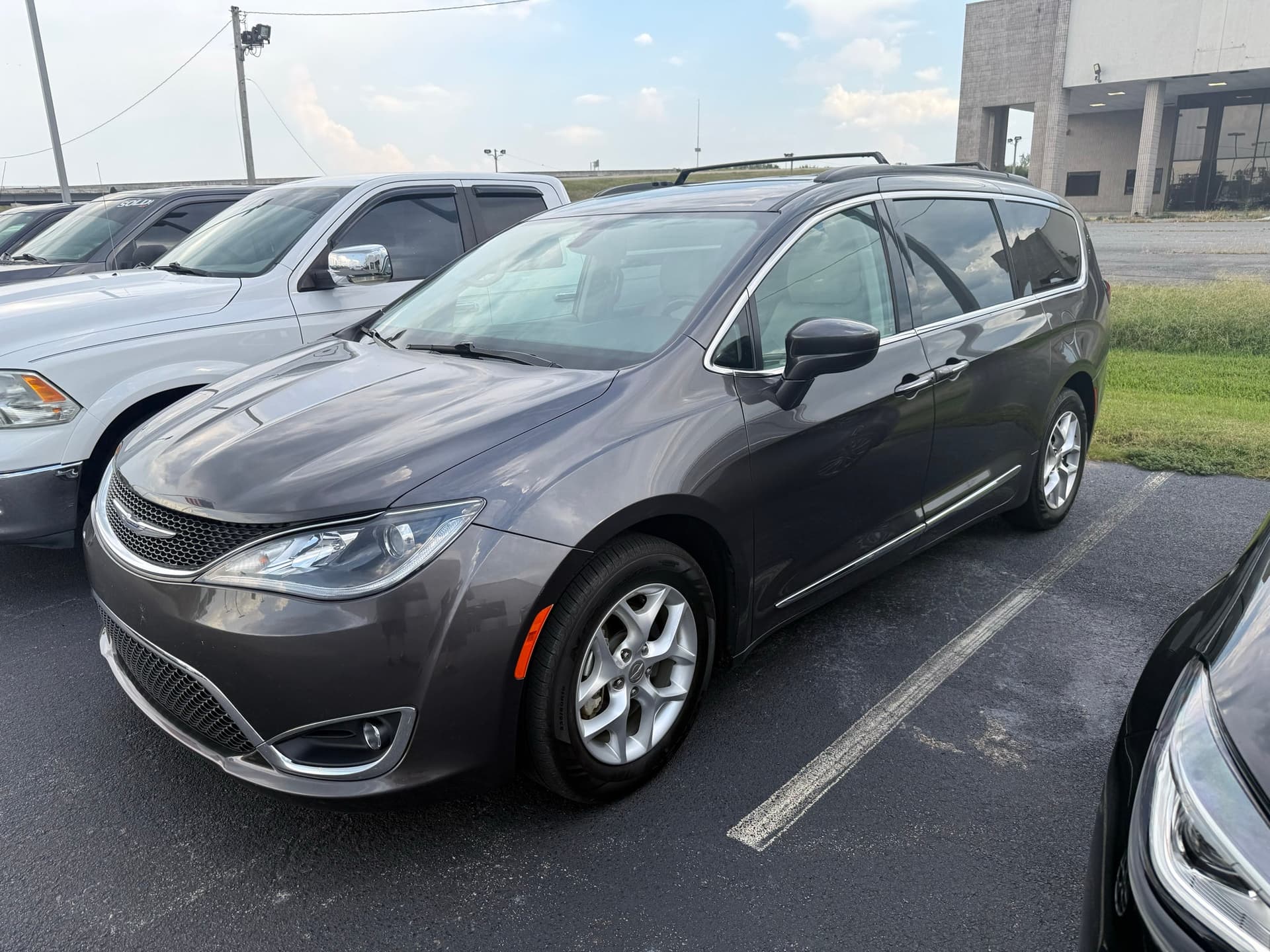 2017 Chrysler Pacifica Touring-L — photo 1 of 8