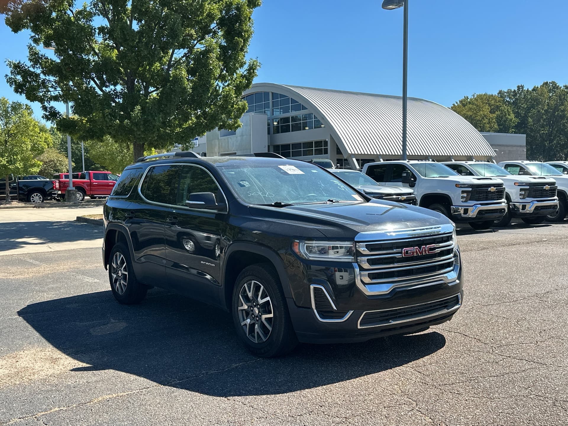 2023 GMC Acadia SLE — photo 1 of 5