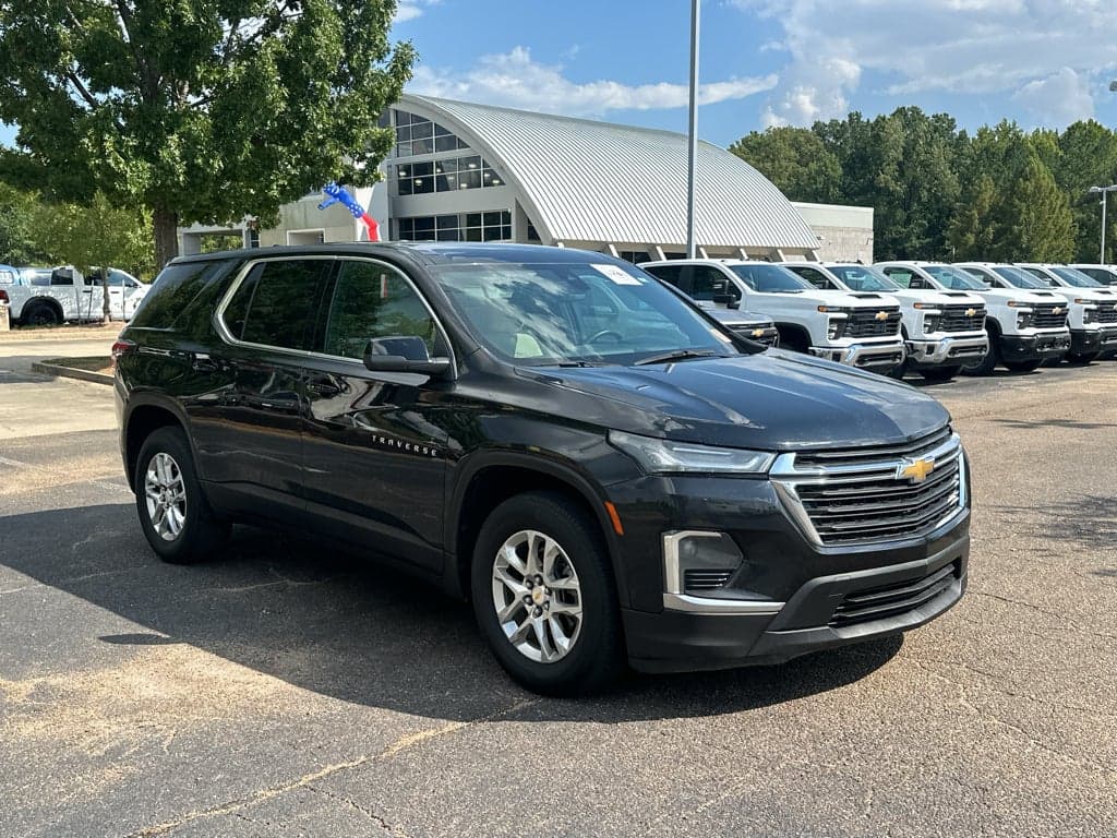 2023 Chevrolet Traverse LS — photo 1 of 5