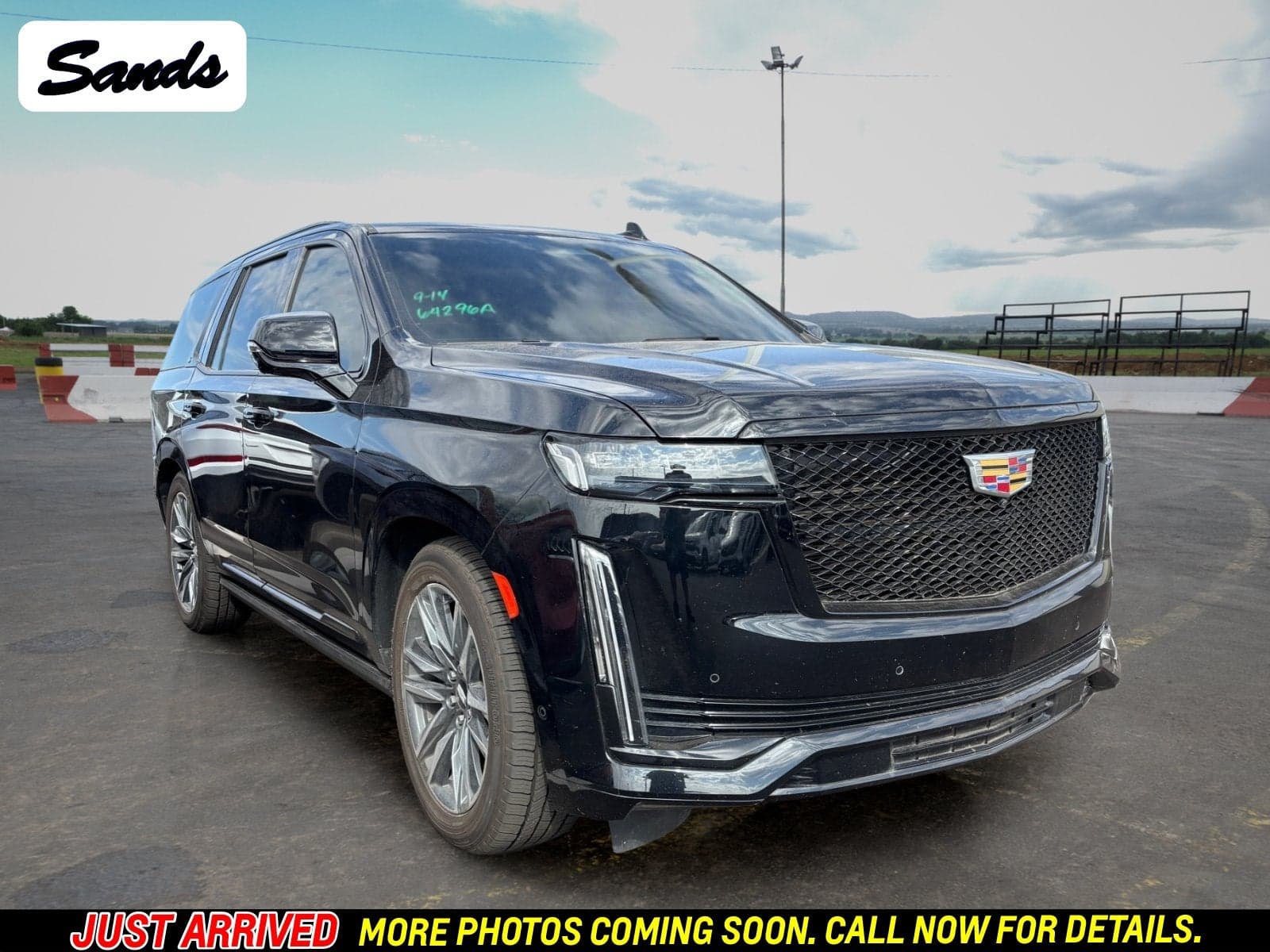 2023 Cadillac Escalade 4WD Sport Platinum — photo 1 of 27