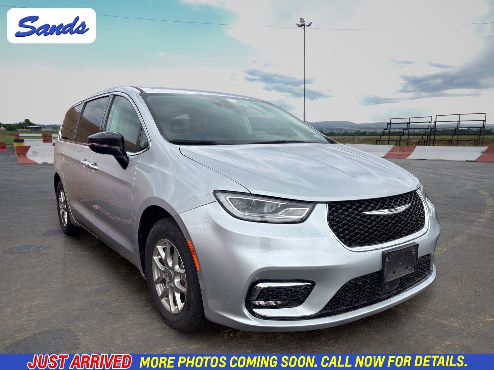 2024 Chrysler Pacifica Touring L — photo 1 of 11
