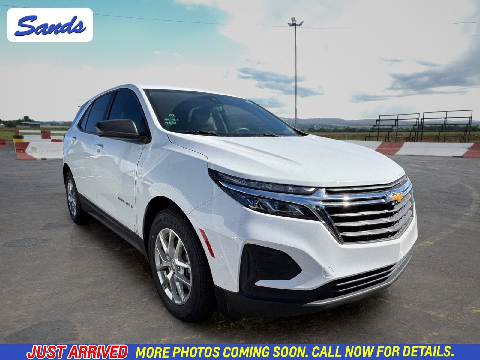 2022 Chevrolet Equinox LS — photo 1 of 26