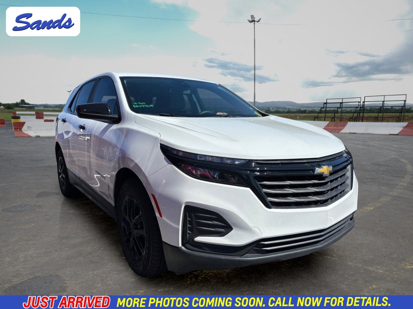 2022 Chevrolet Equinox LS — photo 1 of 25