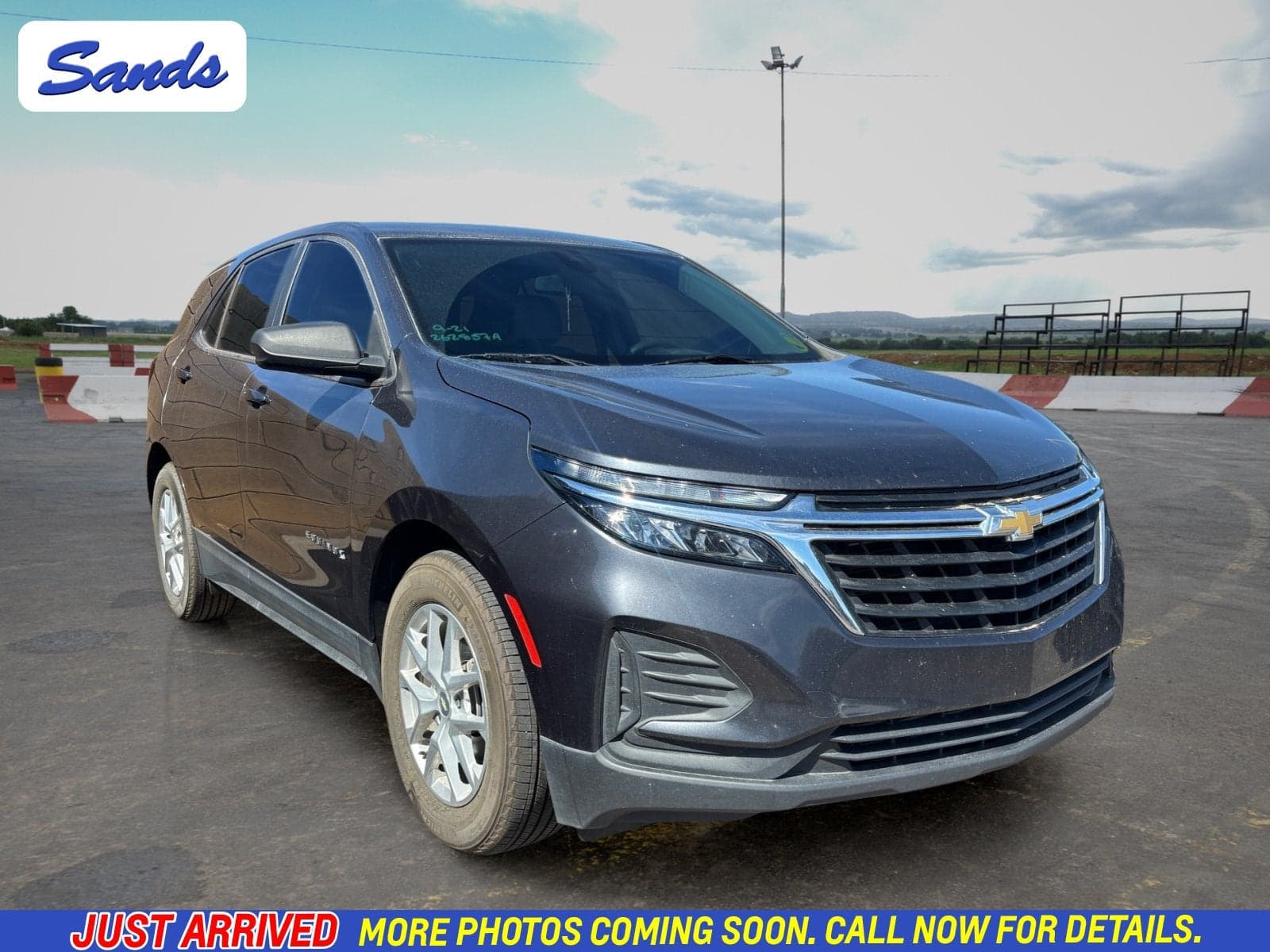 2022 Chevrolet Equinox LS — photo 1 of 26