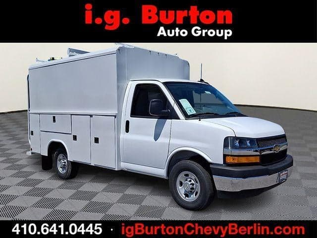 2026 Chevrolet Express Commercial Cutaway Base — photo 1 of 18