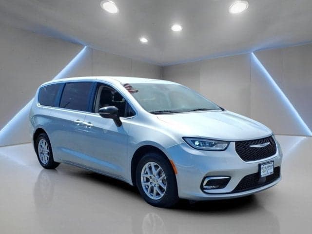 2024 Chrysler Pacifica Touring L — photo 1 of 5