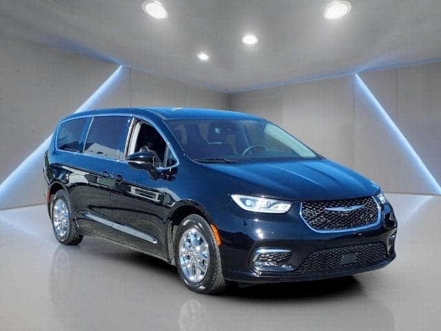 2024 Chrysler Pacifica Touring L — photo 1 of 5